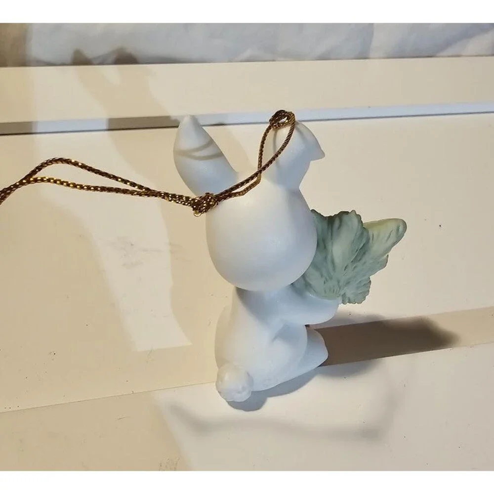 Precious Moments-holiday gift bunny with Christmas twigs 2006 (710007)